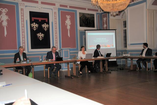 Christine Becker (SalutoConsult), Bürgermeister Peter Schmitt, Janine Mack (Diomedes GmbH), Dr. Martin Felger (Diomedes GmbH) und Bürgermeister Robin Haseler. | Foto: Andrea Kaller-Fichtmüller