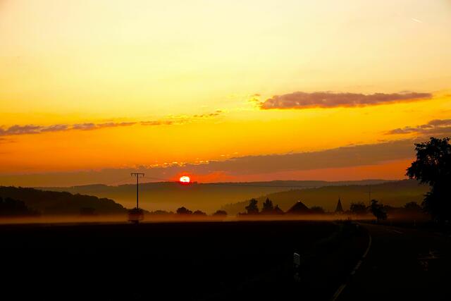Eichenbühl-Heppdiel kurz nach sieben Uhr: Mit einem imposanten Sonnenaufgang beginnt der erste Oktobertag. 