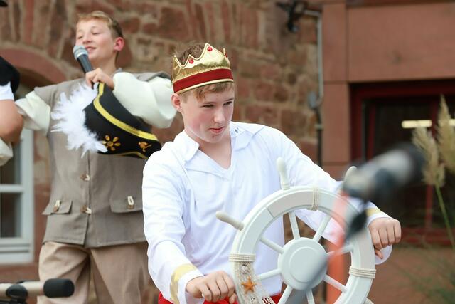 Prinz Miro (Erik Schlett, vorne) übernimmt das Ruder, während Sven (Adam Landgraf, links und hier leider nicht zu sehen) und Finn (Elias Stephan) ihre Party feiern