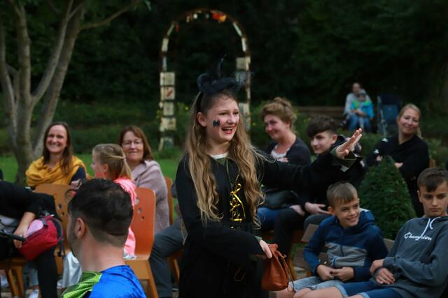 ...die johlend und triumphierend Spinnen regnen lässt. Marlen Schmidt als Hexe Circe, sie ist am Ziel.