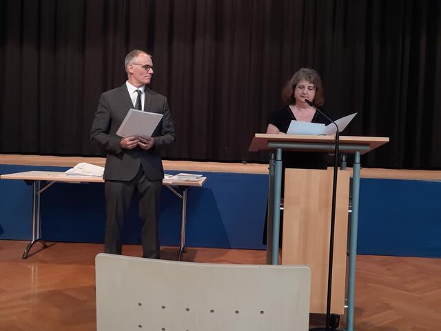 Vorsitzender des SK Miltenberg Andreas Kunz und Beate Munz, die die Laudatio verlas.