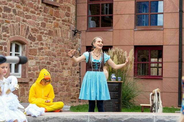 Und so wird das Entlein gehen müssen, bis es von der Bäuerin (Andrea Oberle) entdeckt wird. Sie nimmt es mit auf ihren Bauernhof... | Foto: Theaterverein Die Granatsplitter e.V. / Dominik Pagio