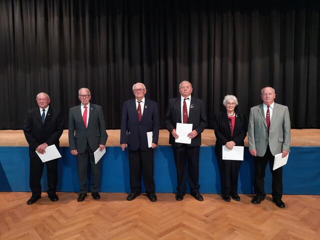 v.l.: Gerhard Knapp, Paul Hofmann, Anton Keller (Ehrung für 65 Jahre), Ruthard Kunz, Hannelore Winkler, Leopold Kraus (Ehrung für 60 Jahre aktives Singen).