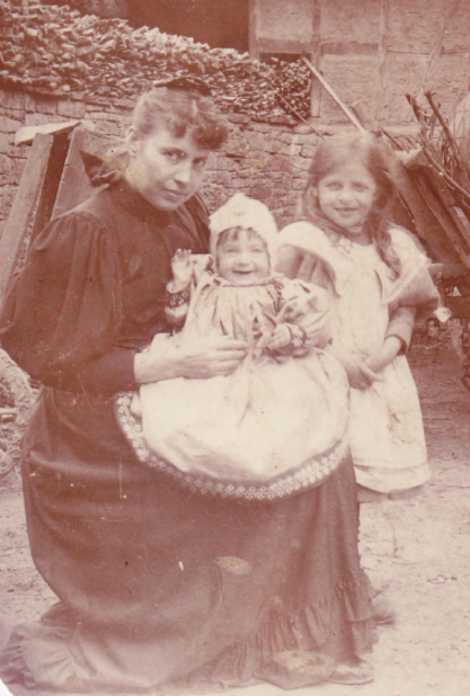 Mary Wehsarg mit ihren Kindern - Aufnahme von Wolfgang Günther, Urenkel, zur Verfügung gestellt