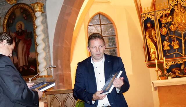 Bernhard Springer stellt in seinem neuen Buch Amorsbrunn vor.  Vor 500 Jahren  wurde die dorige Kapelle  erneuert und vergrößert. 