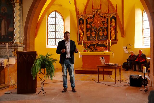 Bernhard Springer stellt in seinem neuen Buch Amorsbrunn vor.  Vor 500 Jahren  wurde die dortige Kapelle erneuert und vergrößert. 