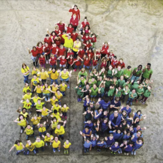 Das Montessori-Logo mit SchülerInnen und PädagogInnen der Montessorischule Soden. | Foto: Montessorischule Soden