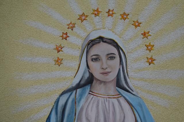 Unvergessen bleibt mir die liebliche Marien-Darstellung an einer privaten Hauswand: gemalt 2016 vom Amorbacher Künstler Heinz Krug. 