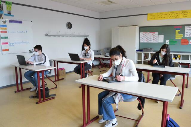 SchülerInnen der Klasse VK1 dokumentieren die virtuellen Betriebspräsentationen. | Foto: Hans Hechtfischer