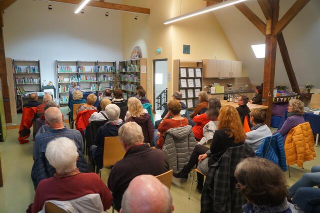 Birgid Windisch stellt ihr neues Buch vor in Mömlingen in der Bücherei am Dorfplatz.