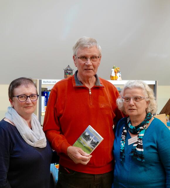 Treue Leserinnen und Leser und ehrenamtlich in der Bücherei am Dorfplatz in Mömlingen engagiert. v. l. Claudia Kempf, Robert Frank und Christa Giegerich.