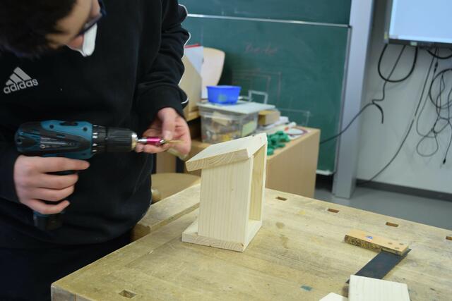 Ein Schüler fertigt ein Werkstück während des Betriebspraktikums an.  | Foto: Hans Hechtfischer/ Parzival-Mittelschule Amorbach