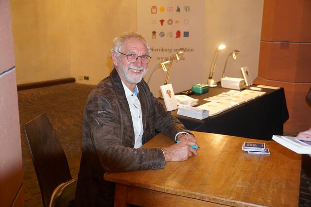 Roman Kempf hat seinen achten Heimatkrimi geschrieben: Autorenlesung und Autogrammstunde im Alten Rathaus in Miltenberg im Oktober 2021.