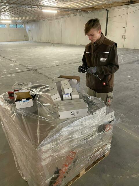 Achtklässler Gvido bei seinem Praktikum im Oktober in der Firma Rehm Trockenbau GmbH &amp; Co KG  in Obernburg - Eisenbach, wo Gvido einen Einblick in die Ausbildung zum Trockenbaumonteur bekam. | Foto: Anna Schweizer