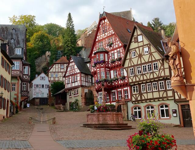 Auf zu literarischen Original-Schauplätzen - zum Beispiel nach Miltenberg.! - Wenn Passagen nahezu vor der Haustüre, in vertrauten Gegenden spielen, fühlt man sich heimisch und geborgen, erfährt Halt in haltlosen Zeiten, in denen heutzutage ein jeder mobil und flexibel sein soll. - Manche Leserin, mancher Leser ist dann nach der Lektüre eines Heimat-Krimis so fasziniert, dass er sich aufrafft und die vermeintlichen Schauplätze vor Ort aufzuspüren versucht. -Nicht wenige Regional-Bücher erleichtern durch Landkarten und Stadtpläne sogar die eigene Recherche.
