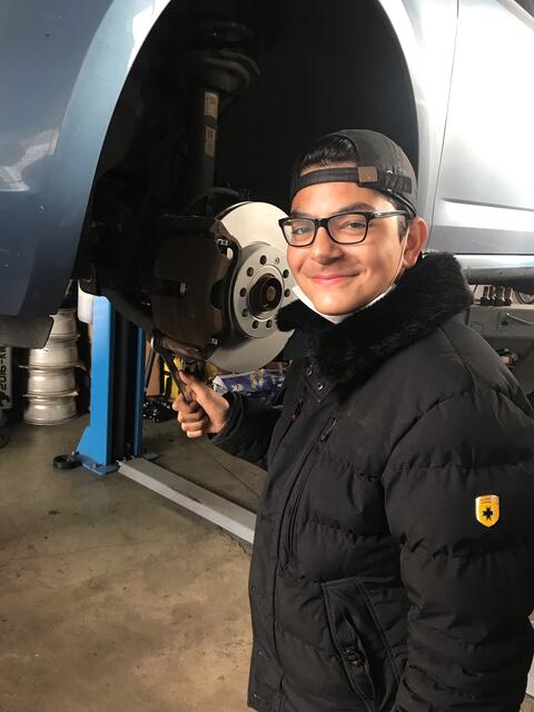 Achtklässler Abidin bei seinem Praktikum im Oktober in der Firma Ugur Demir, Kfz-Werkstatt  in Erlenbach am Main, wo Abidin einen Einblick in die Ausbildunzumg  Kraftfahrzeugmechatroniker bekam. | Foto: Thomas Brand/Johannes-Obernburger Mittelschule Obernburg