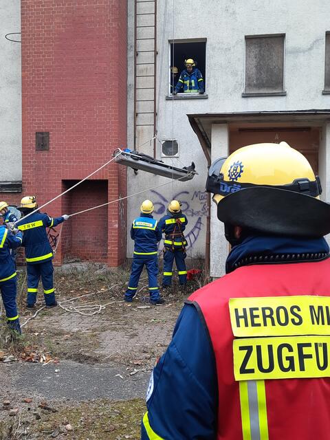 Die Helfer beim Ablassen eines Verletzten über den Einspannausleger. | Foto: THW Miltenberg 
