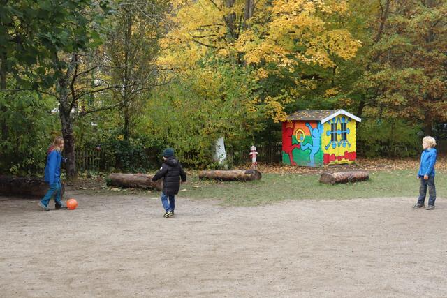Besuchsgast spielt mit den Schüler-Ansprechpartnern der Montessorischule Soden | Foto: Yasmin Louisa Essaoudi