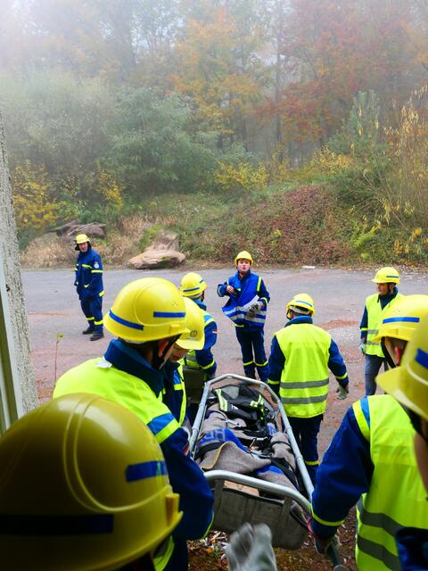 Beim Abtransport eines Verletzten. Hierbei ist sicherzustellen, dass der Verletzte auf der Trage richtig gesichert ist. | Foto: THW Miltenberg 