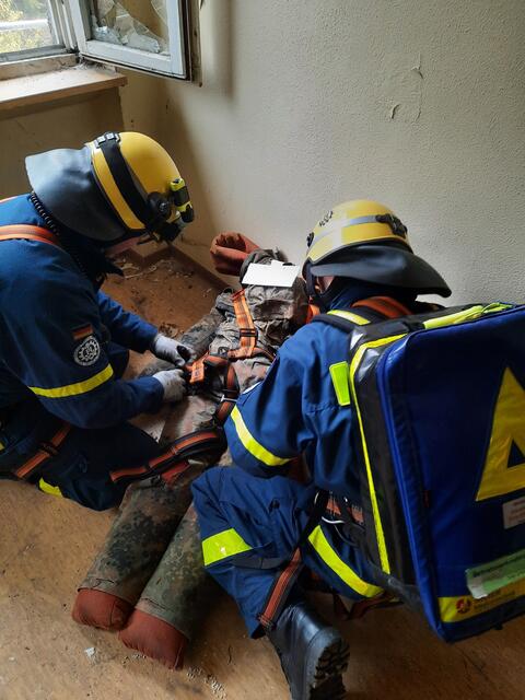 Die Helfer bei der Versorgung eines Verletzten. | Foto: THW Miltenberg 