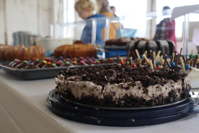 Das Kuchenbüffet des Elternbeirats ist traditionell spektakulär | Foto: Yasmin Louisa Essoudi