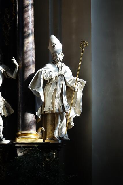 St. Martin in der Pfarrkirche St. Gangolf in Amorbach mit Gans, Bischofsstab und Mantel. 