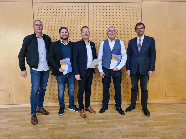 Über ganz besonders verdiente Ehrungen durften sich Kai Steigerwald, Jürgen Spall und Walter Zöller freuen (in der Mitte v.l.). Besonderen Dank sprachen Landrat Scherf (rechts) und NBMB-Geschäftsführer Kleinhenz (links) aus.