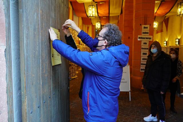 Vielversprechend sind die Aktivitäten im Alten Rathaus, wo gerade ein Ausstellung vorbereitet wird.
Die Johannes-Hartung-Realschule zeigt ab Samstag, dem 13. 11.2021, ein vorbildliches, sorgfältig recherchiertes und bereits vom Bayerischen Staatsministerium ausgezeichnetes Projekt mit dem Thema "Den Juden Miltenbergs ein Gesicht und eine Stimme geben".