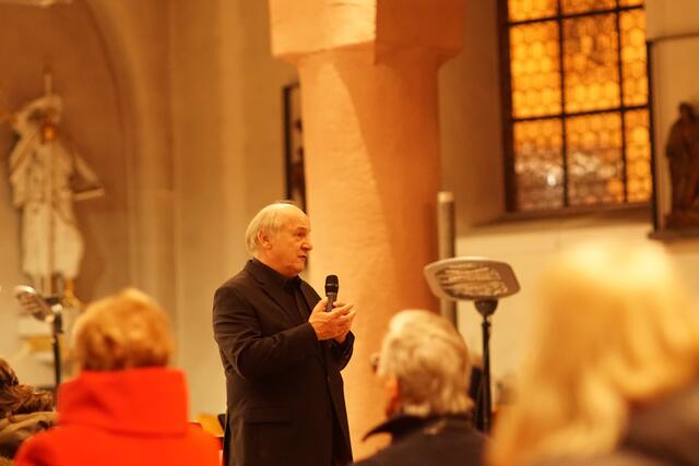 Gerhard Jenemann, Leiter des Süddeutschen Kammerchors, bei der Ansprache vor Beginn des Konzerts in Miltenberg.