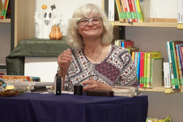 Wer kennt sie nicht - die Heimatkrimi-Autorin Birgid Windisch aus Mömlingen. Jetzt im Herbst ist ein neuer Roman von ihr erschienen, dem man unbedingt lesen sollte! Der Titel "Der Kurschatten-Walzer" nimmt die Leserin, den Leser  mit in die Gegend von Bad König und Umgebung! Aber Vorsicht: Der Mörder ist unterwegs!