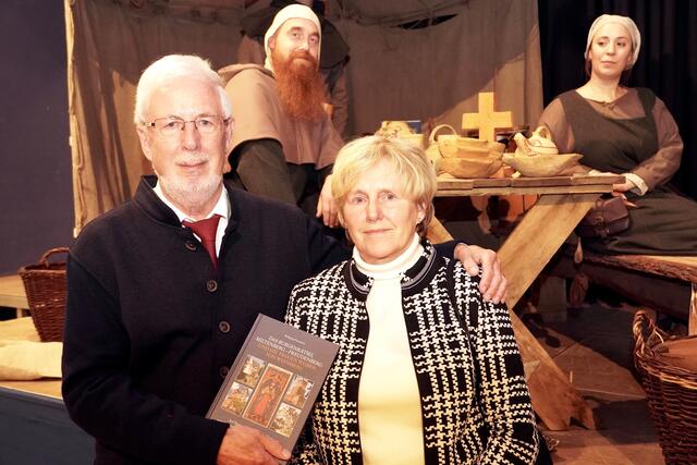 Wolfgang Hartmann (vorne links mit Ehefrau Brigitte) hat kürzlich in Bürgstadt in der Mittelmühle sein neues Buch vorgestellt: Das Werk des ehemaligen Kreisheimatpflegers zeigt die bisher unbekannte Frühgeschichte der Mildenburg und ihres Umlandes bis Freudenberg und Walldürrn auf, was gleichsam eine historische Sensation darstellt. Foto Roland Schönmüller
