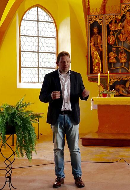 Amorbach. Passend zum Gedenktag des heiligen Amor fand bereits im Oktober in der Kapelle Amorsbrunn die Vorstellung eines neuen Buches statt. Herausgeber ist der Heimat- und Geschichtsverein Amorbach e. V. (HGV). Der Verfasser Bernhard Springer erläutert darin die Geschichte und Bedeutung des schmucken, religiösen Kleinods in Amorsbrunn für die Stadt und die Region. - Foto Roland Schönmüller