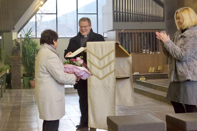Pfarrer Bernd Winter überreicht Christel Muthig eine Urkunde von Bischof Franz für ihr 25-jähriges Engagement im Pfarrcäcilienchor
