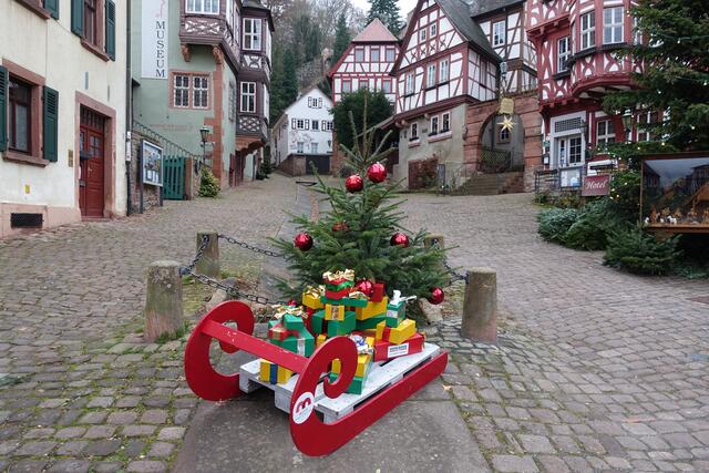 Kein Weihnachtsmarkt in Miltenberg im Jahr 2021: dennoch  gibt es überall Mut machende Farbtupfer und Symbole der Hoffnung im beginnenden Advent! 
