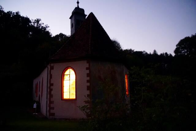 Fröhliche Lesezeit: Zum Verschenken oder Behalten, für lange Winternächte oder ruhige Momente:

Buch-Empfehlung: "Die Kapelle Amorsbrunn bei Amorbach in Geschichte und Gegenwart“ von Bernhard Springer