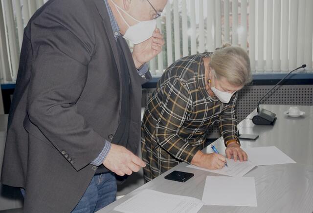 Mit ihrer Unterschrift bestätigen die BSA-Mitglieder, wie hier Gisela Zöller, die Anwesenheit bei der Gründungsversammlung und die beschlossene Satzung.