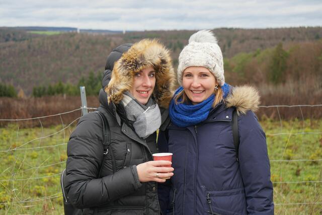 Der Weihnachtsbaumverkauf bleibt frei zugänglich. - Nicht erwünscht ist aber „Glühwein to go“ angesichts der hohen Infektionszahlen.
