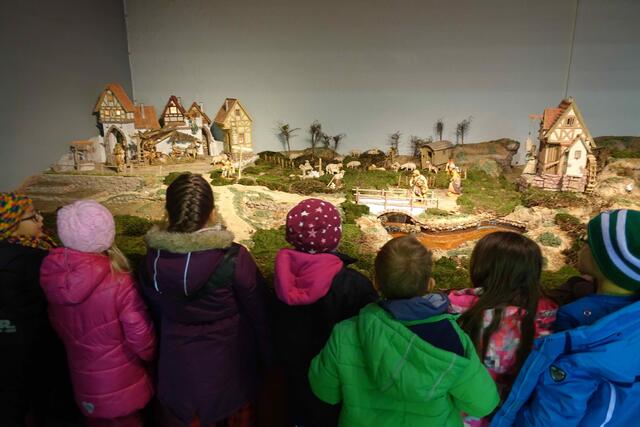 An Bayerns Schulen werden die Weihnachtsferien nicht früher als geplant beginnen.
Der letzte Schultag vor den Ferien bleibt damit der 23. Dezember 2021. 
Auch der Präsenzunterricht soll vor den Ferien nicht ausgesetzt werden.