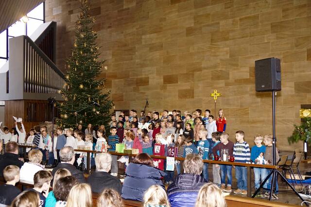An Bayerns Schulen werden die Weihnachtsferien nicht früher als geplant beginnen.
Der letzte Schultag vor den Ferien bleibt damit der 23. Dezember 2021. 
Auch der Präsenzunterricht soll vor den Ferien nicht ausgesetzt werden.
Archivbild aus der Zeit vor Corona. 