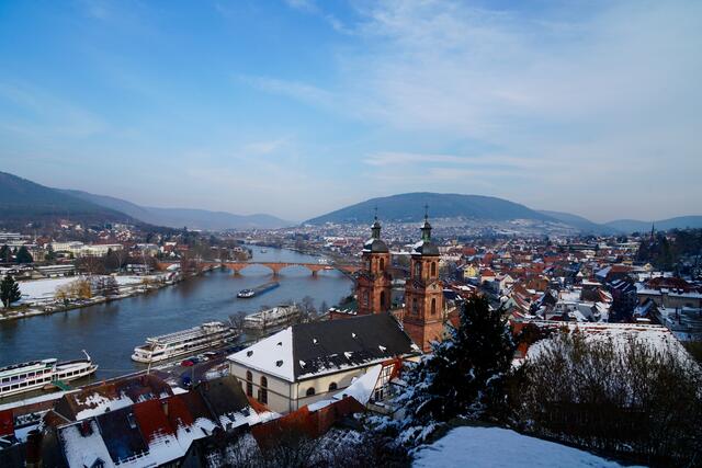 An Silvester  (31.12.2021) gilt in Bayern neben dem bundesweiten Feuerwerksverbot ein Ansammlungsverbot auf öffentlichen Plätzen und Straßen.