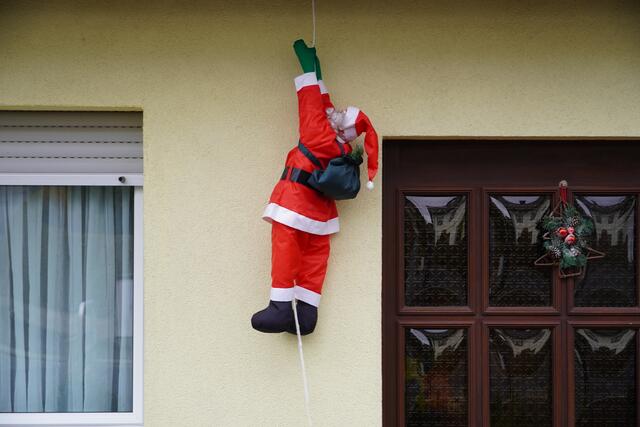  Ein richtiger Nikolaus von heute dürfte vielen Kleinen keine Angst mehr einjagen. In fast allen Fällen lobt und ermutigt er, entspannt eine mögliche und knifflige Angst-Situation. Die Begegnung mit ihm bleibt eher in nachhaltiger Erinnerung. Er straft nicht, sondern findet im Extremfall vielleicht nur noch mahnende Worte. Dafür gab es einst seinen Begleiter und Gegenpart, den Krampus und Knecht Ruprecht – eine vorchristliche, mythische Gestalt. 