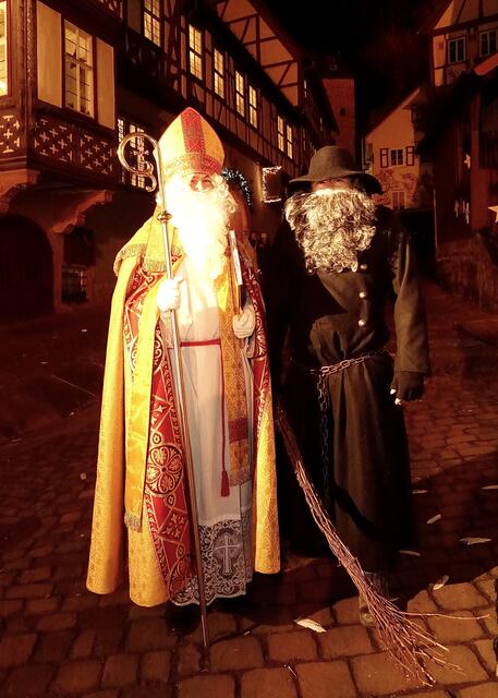 Ein richtiger Nikolaus von heute dürfte vielen Kleinen keine Angst mehr einjagen. In fast allen Fällen lobt und ermutigt er, entspannt er eine mögliche brenzlige und knifflige Angst-Situation.

Die Begegnung mit ihm bleibt eher in nachhaltiger Erinnerung. Er straft nicht, sondern findet im Extremfall vielleicht nur noch mahnende Worte. Dafür gab es einst seinen etwas ungestümen Begleiter und Gegenpart, den Krampus und Knecht Ruprecht – eine vorchristliche, mythische Gestalt.