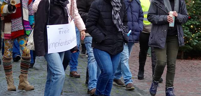 Eine angemeldete Demonstration von Impfgegnern gab es am Nachmittag des zweiten Adventssonntags durch die Innenstadt und auf der Mainstraße. 