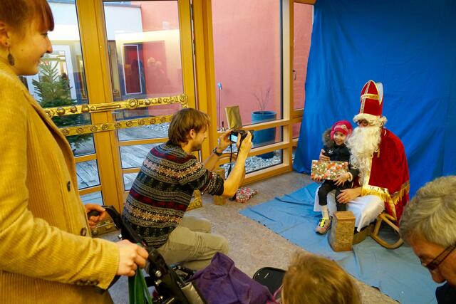 Ein richtiger Nikolaus von heute dürfte vielen Kleinen keine Angst mehr einjagen. In fast allen Fällen lobt und ermutigt er, entspannt er eine mögliche brenzlige und knifflige Angst-Situation.

Die Begegnung mit ihm bleibt eher in nachhaltiger Erinnerung. Er straft nicht, sondern findet im Extremfall vielleicht nur noch mahnende Worte. Dafür gab es einst seinen etwas ungestümen Begleiter und Gegenpart, den Krampus und Knecht Ruprecht – eine vorchristliche, mythische Gestalt.
