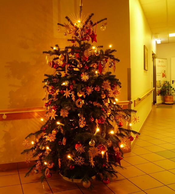 Im christlichen Sinne sind Lichter auf dem Adventskranz und auf dem Weihnachtsbaum für uns Zeichen der Hoffnung und der Ermutigung.  