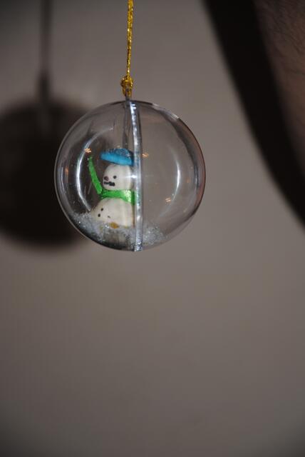 Basteleien der Kinder wie hier Christbaumkugeln mit kleinen Schneemännern schmücken jedes Jahr den Baum von Johanna und Daniel Wilczek aus Weilbach. | Foto: Andrea Kaller-Fichtmüller