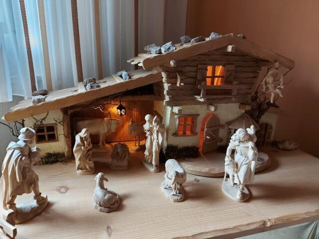 Eine alpenländische Krippe, die er selbst gebaut hat, stellt Erich Hein aus Großwallstadt in diesem Jahr unter seinen Christbaum.  | Foto: privat