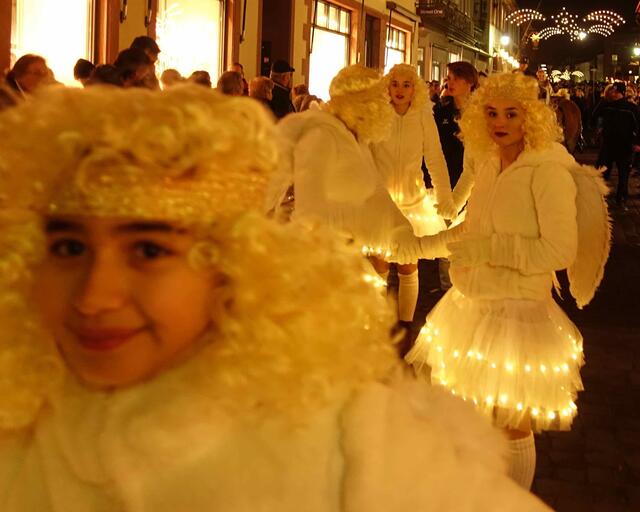 
Lussi, Lucienbraut, Lichterfreude

Der 13. Dezember ist der Tag der heiligen Lucia, einer besonderen, beliebten Lichtgestalt im kalten Winter und leuchtenden Vorbotin der Weihnachtszeit.