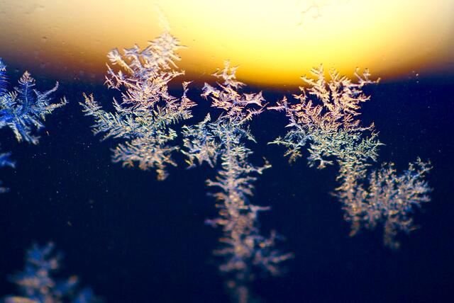 Unsere Vorfahren kleideten die Lichtheilige Luzia in vielerlei Bauernregeln. An ihrem Gedenktag kommt sie oft mit Neuschnee und klirrender Kälte.

„Luzia im Lichterkleid bringt den Schnee zur Weihnachtszeit.“