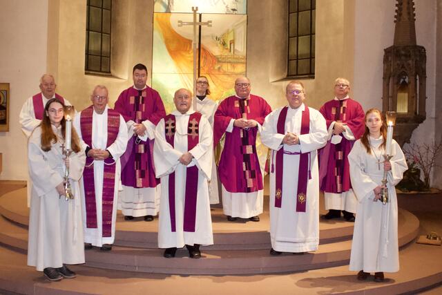 Errichtungsgottesdienst mit den Geistlichen (von links nach rechts): Stefan Menth, Krzysztof Winiarz, Jan Kölbel, Albrecht Kleinhenz, Stefan Gessner, Bernd Winter, Artur Fröhlich und den Ministranten